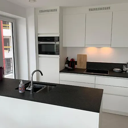 Lichtrijk 2-slaapkamerappartement Met Zeezicht En Gratis Parking