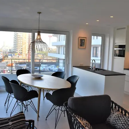 Lichtrijk 2-slaapkamerappartement Met Zeezicht En Gratis Parking شقة