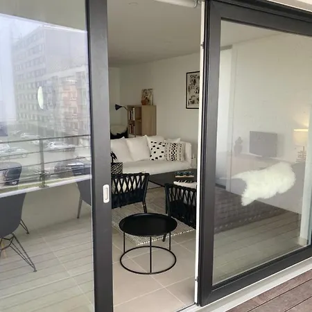 Lichtrijk 2-slaapkamerappartement Met Zeezicht En Gratis Parking شقة *