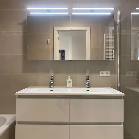 Lichtrijk 2-slaapkamerappartement Met Zeezicht En Gratis Parking