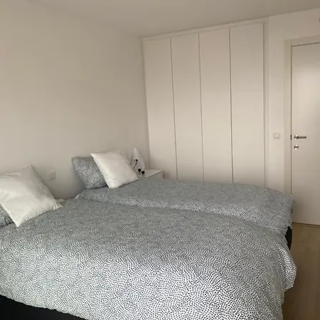 Lichtrijk 2-slaapkamerappartement Met Zeezicht En Gratis Parking Appartement